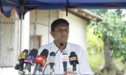 ආණ්ඩුවේ දෙබිඩි රංගනය විපක්ෂ නායකතුමා රටට හෙලිකරයි!