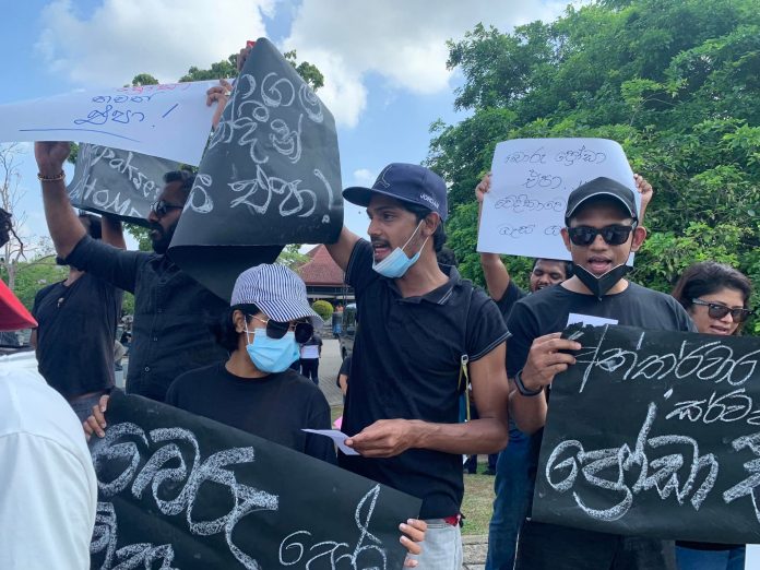 කලාකරුවන් දියත උයන අසල විරෝධතාවයේ