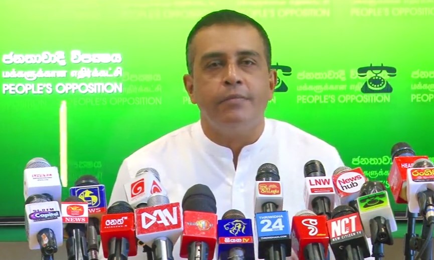 රාජපක්ෂලා ගහපු තොරණේ කුලියට කවි කියන්න ආපු අගමැති රනිල් – තුෂාර ඉඳුනිල් කියයි