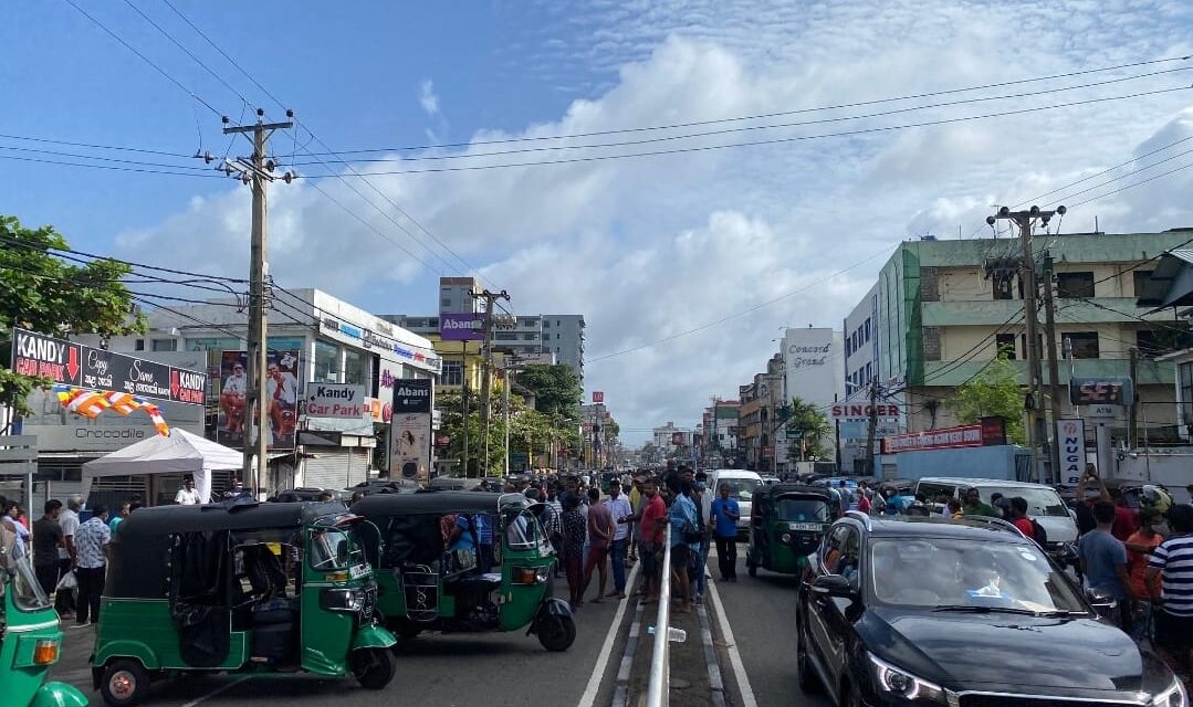 රටපුරා ජනතාව මාර්ග අවහිර කරයි