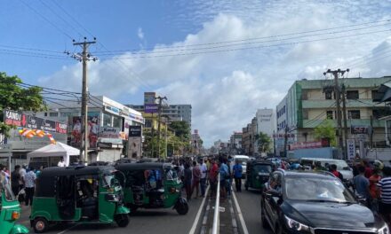 රටපුරා ජනතාව මාර්ග අවහිර කරයි