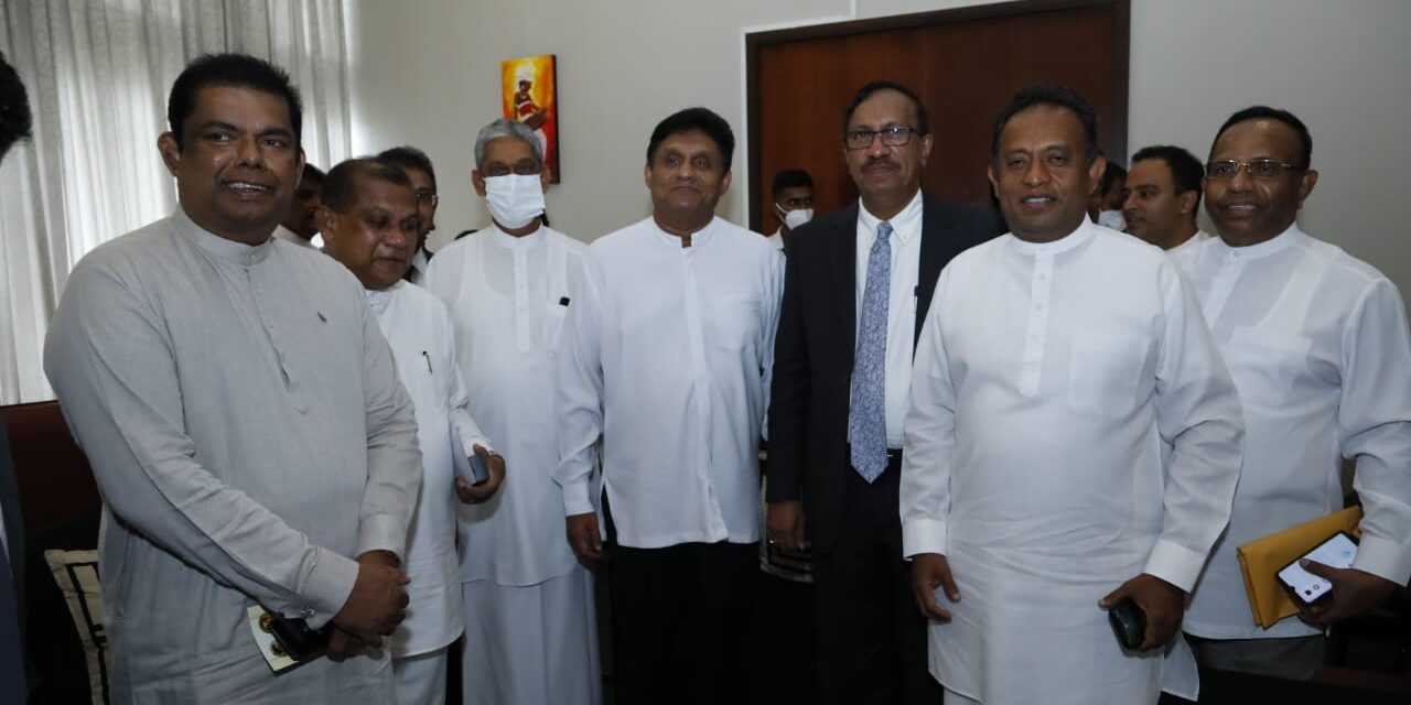 ස්වාධීන වූ පොහොට්ටු මන්ත්‍රීන් විපක්ෂ නායක සජිත් සමග සන්ධානගත වෙයි (VIDEO)