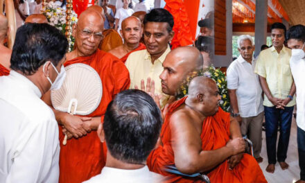 විපක්ෂ නායකවරයා අතිපූජ්‍ය නැදගමුවේ ජයමෛත්‍රී නායක ස්වාමීන්වහන්සේගේ දේහයට අවසන් ගෞරව දැක්වීමට පසුගියදා සහබාගී විය