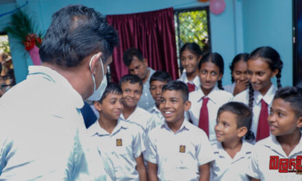 “දේශපාලනඥයන් බිලී බා ගන්න මේ වන විට ආණ්ඩුවෙන් ලබාදෙන මත්පැන් බලපත්‍ර සමගි ජන බලවේග රජයක් තුළ අහෝසි කරනවා” – විපක්ෂ නායක සජිත් (VIDEO)