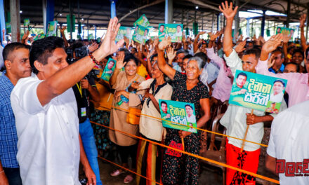 අපි බලයට එන්නේ සුපිරි පොහොසතා රකින්න නොව පොඩි මිනිසා රකින්නයි – සජිත් ප්‍රේමදාස මහතා නිකවැරටිය රැළිය අමතමින් කියයි (VIDEO)